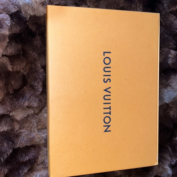 Authentic Louis Vuitton Paris Tagia Rainbow Pochette
A4 Black / Limited Edition - Picture 2 of 10